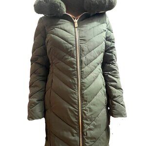 Micheal Kors Women Army Green Winter Jacket
No Wear/Tear.